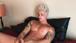 SeanCody: Muscle Nikolai Lombardo fingering in the bed