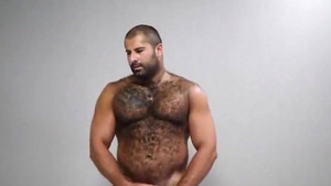 Hairy amateur loves handjob