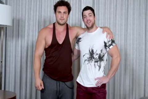 Muscle hunk enjoys ramming hard